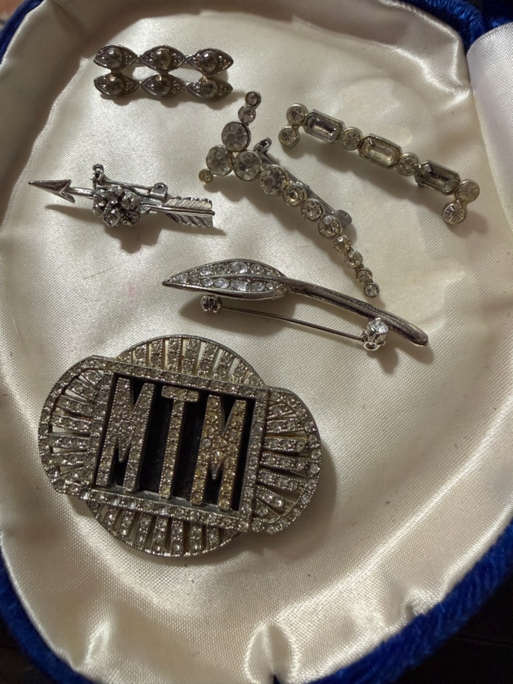 6 vintage pins/brooches with diamanté rhinestones